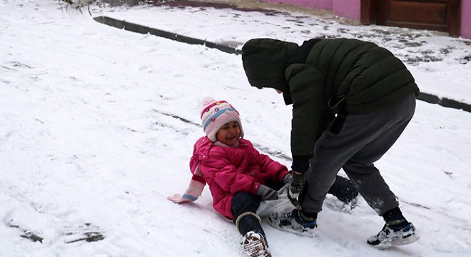 Afyonkarahisar'da çocukların kar sevinci
