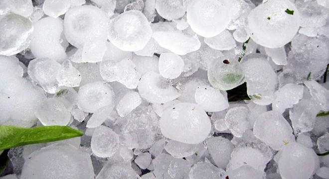 Afyonkarahisar'da dolu etkili oldu