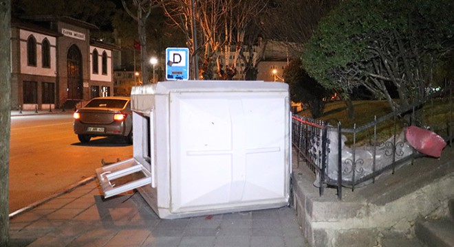 Afyonkarahisar'da şiddetli rüzgar hasara neden oldu