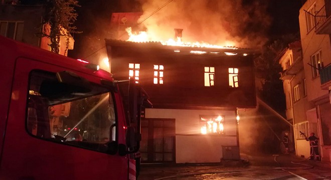 Afyonkarahisar'da tarihi konak alev alev yandı