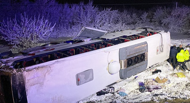 Afyonkarahisar'da yolcu otobüsü devrildi: 15 yaralı