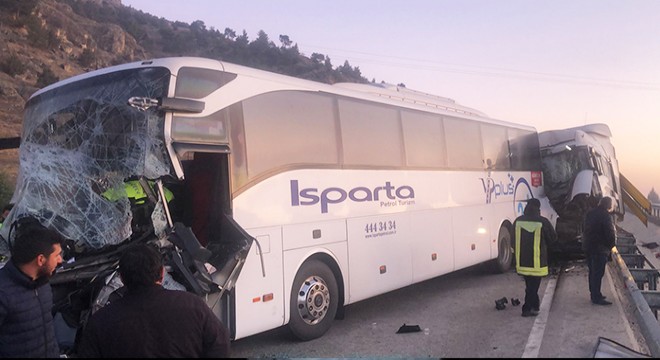 Afyonkarahisar'da zincirleme kaza: 1 ölü, 5 yaralı