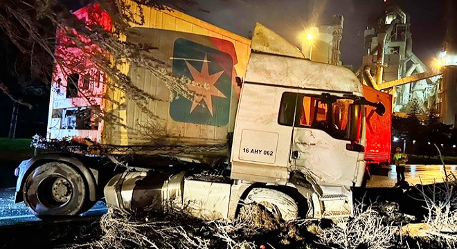 Ağaca çarpan tırın sürücüsü yaralandı