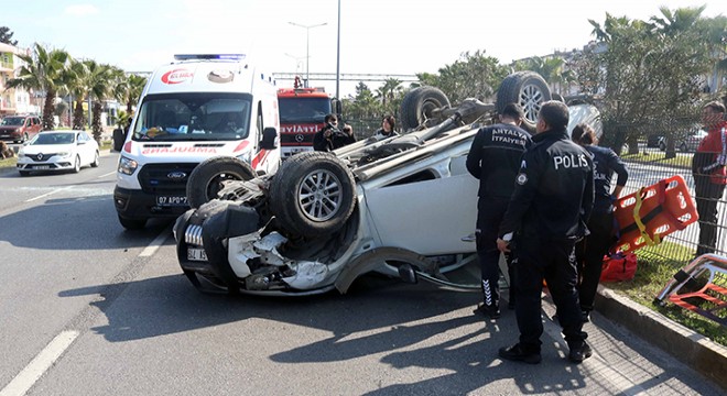 Ağaca çarpıp takla atan aracın sürücüsü yaralandı