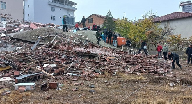 Ağır hasarlı bina çöktü; iş makinesi operatörü enkaz altında