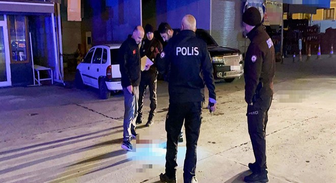 Akaryakıt istasyonunda bıçaklı kavga: 1 ölü, 2 yaralı