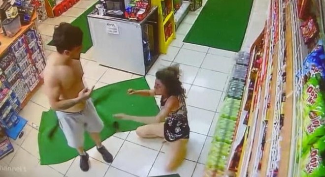 Akaryakıt istasyonunda bir kadına şiddet kamerada