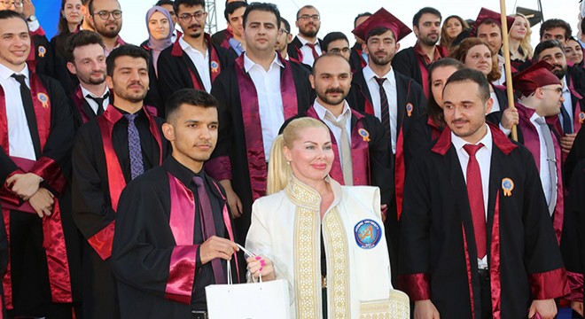 Akdeniz Üniversitesi'nden 10 bin öğrenci törenle mezun oldu