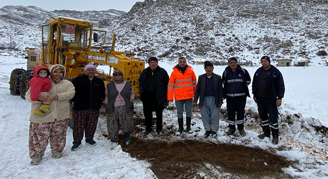 Antalya'da karda mahsur kalan 3 aile kurtarıldı