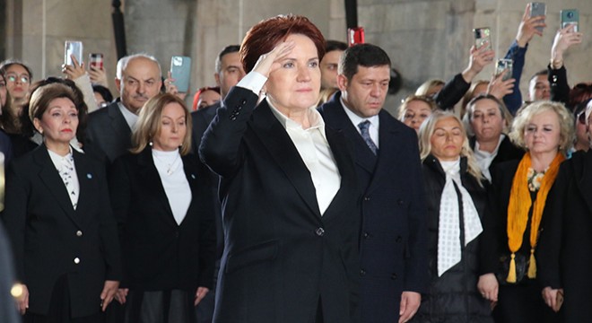 Akşener, kadınlarla Anıtkabir'i ziyaret etti