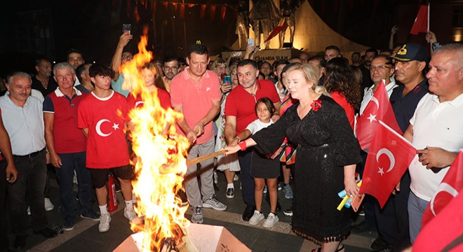 Alanya'da Zafer Bayramı fener alayı ve konserle kutlandı