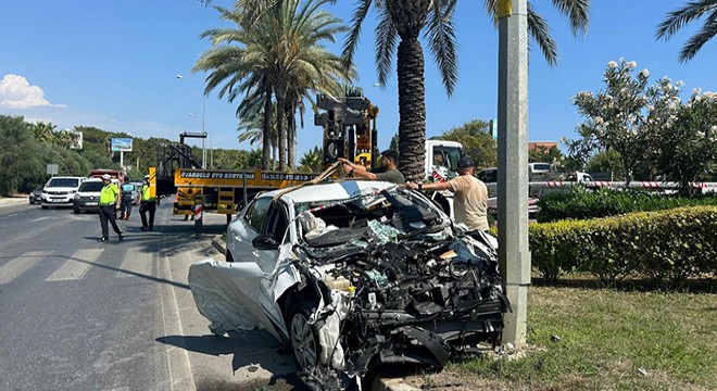 Alanya'da otomobille kamyonet çarpıştı: 1 ölü, 5 yaralı