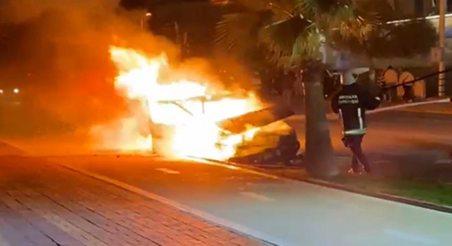 Alanya'da seyir halindeyken alev alan otomobil yandı