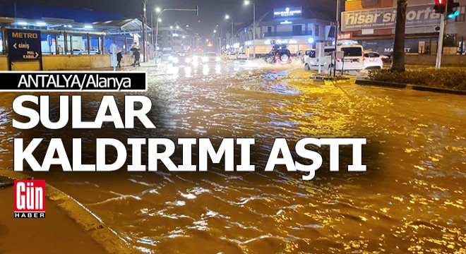 Alanya'da sular kaldırımı aştı