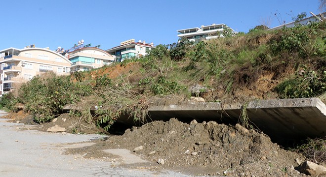 Alanya'da toprak kayması kamerada