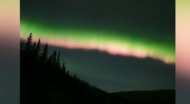 Alaska'da Kuzey Işıkları'nın gökyüzündeki büyüleyici dansı kamerada