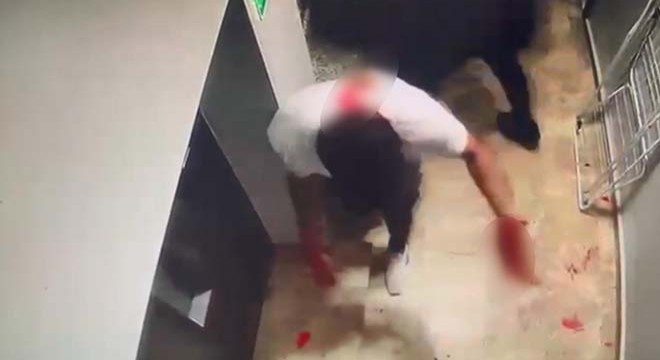 Aldattığını öne sürdüğü eşi ve sevgilisini otelde bıçakladı