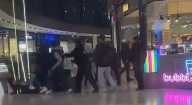 Alışveriş merkezinde iki grubun kavgası kamerada