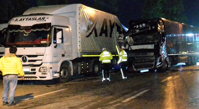 Alkollü TIR şoförü park halindeki 2 TIR'a çarptı: 1 yaralı