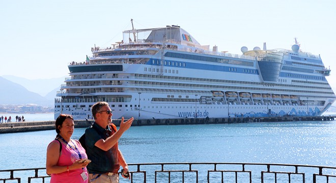 Alman turistler kruvaziyerle Antalya'ya geldi