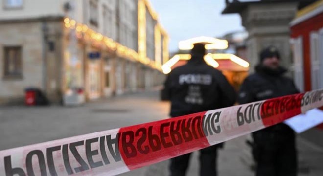Almanya'da araç kalabalığa daldı