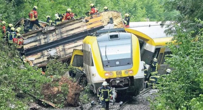 Almanya’da yolcu treni raydan çıktı