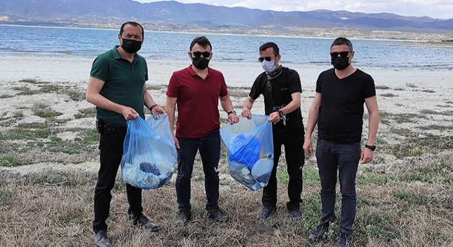 Amatör fotoğrafçılar göl sahilini temizledi