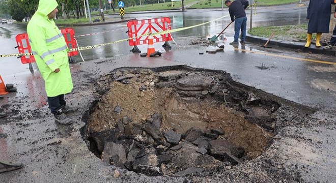 Ankara'da şiddetli yağış; yollar çöktü