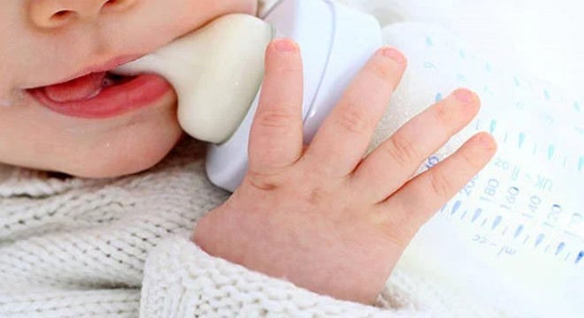 Biberonla tiner içirerek bebeğini öldürdü