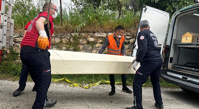 Anne ile oğlu evde, baba otomobilinde yanmış olarak ölü bulundu