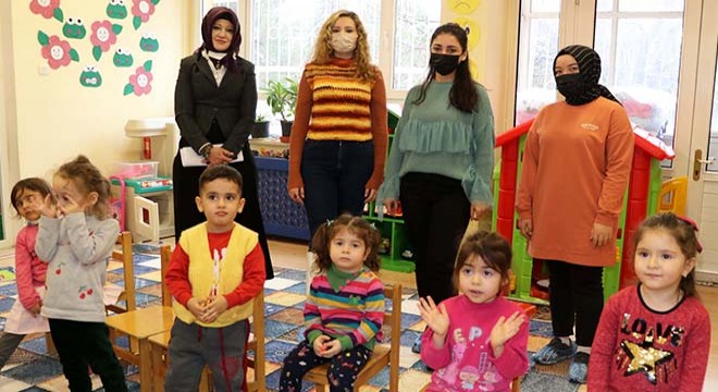 Annesinin müdür olduğu okulda İngilizce eğitimi veriyor