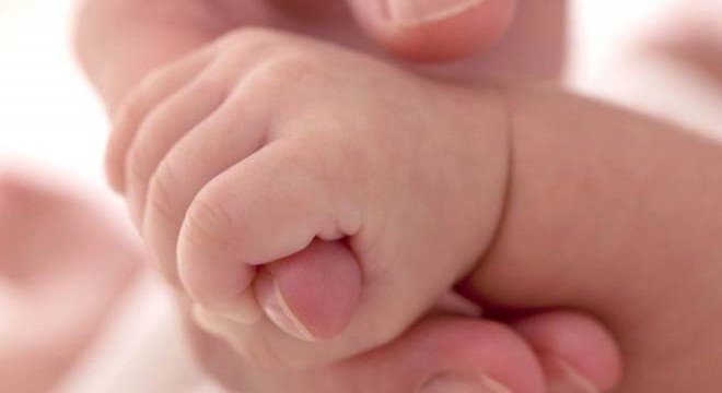 Annesinin üzerine yattığı 40 günlük bebek öldü