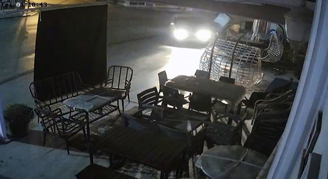 Antalya'da elektrik panosuna çarpıp, yoluna devam etti