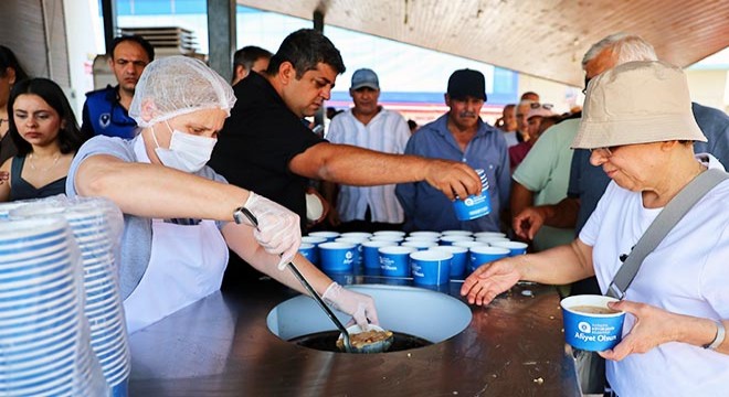 Antalya Büyükşehir 50 bin kişiye aşure ikram etti