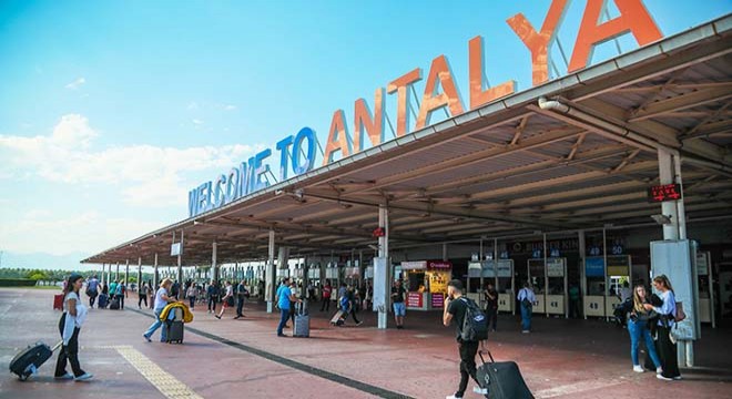 Antalya Havalimanı'nda yolcu trafiği 3 milyonu aştı