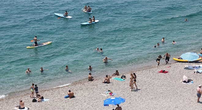 Antalya Konyaaltı Sahili'nde hafta sonu yoğunluğu