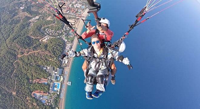 Antalya'da 2 bin 365 metreden yamaç paraşütüyle ikili atlayış yaptı