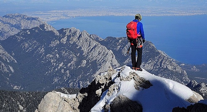 Antalya'da 2 bin 366 metrede buz tırmanışı