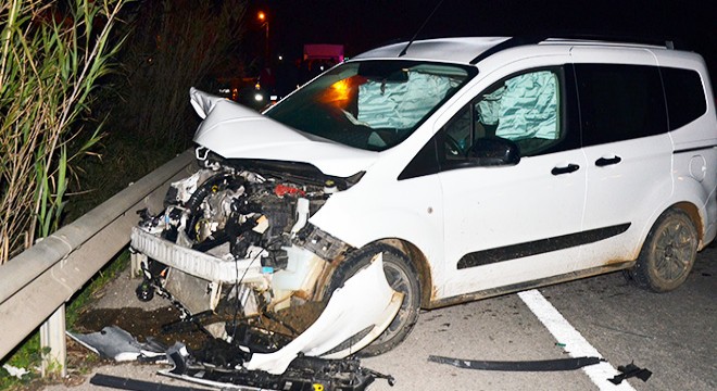 Antalya'da 2 otomobil çarpıştı: 3 yaralı