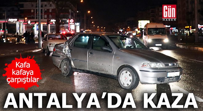 Antalya'da 2 otomobil kafa kafaya çarpıştı