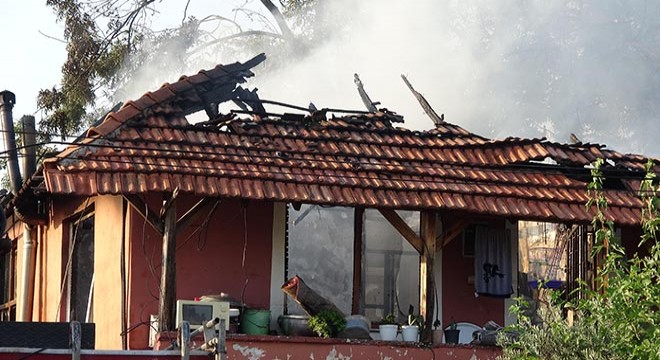 Antalya'da 2 torununu alevlerin arasından kurtardı