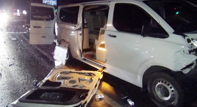 Antalya'da 2 transfer aracı çarpıştı; 4'ü turist 6 yaralı