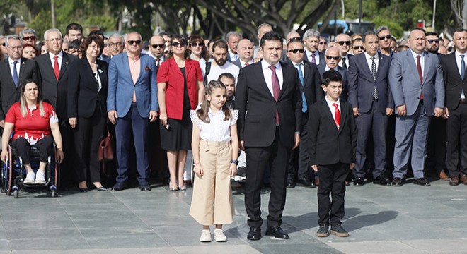 Antalya'da 23 Nisan heyecanı çelenk sunumuyla başladı