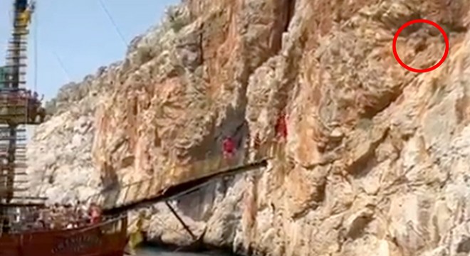 Antalya'da 3 gündür kayalıkta mahsur olan keçiyi tekneciler kurtardı