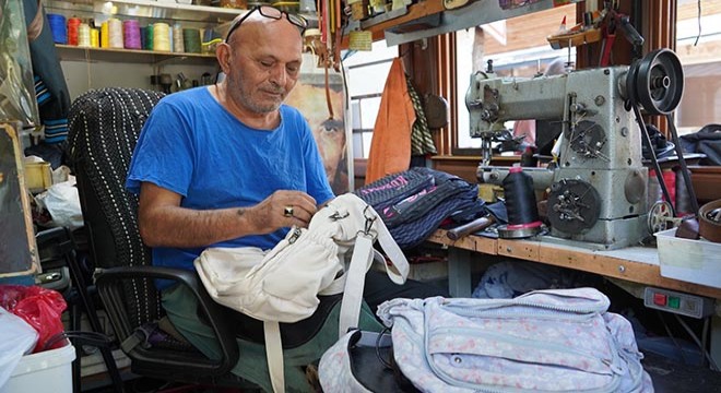 Antalya'da 56 yıldır çanta üretiyor