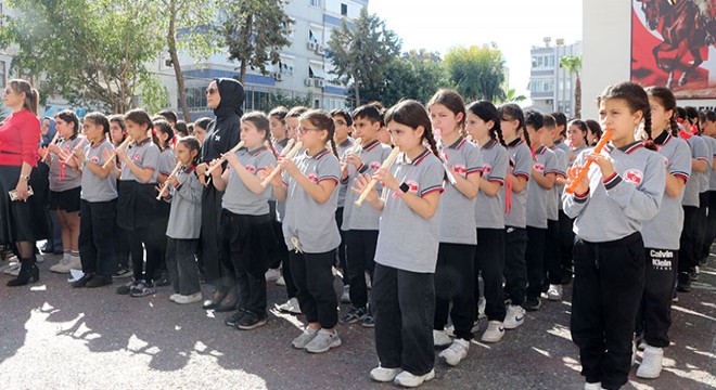 Antalya'da 850 öğrenci flütle marş çalıp söyledi