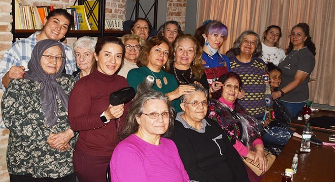 Antalya'da İranlı kuaförlerden yaşlıya saygı
