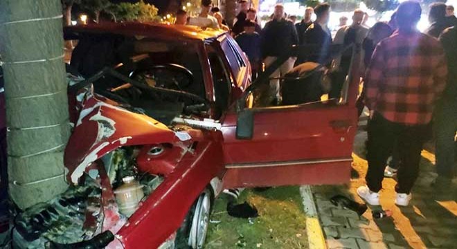 Antalya'da ağaca çarpan otomobilin sürücüsü ağır yaralandı