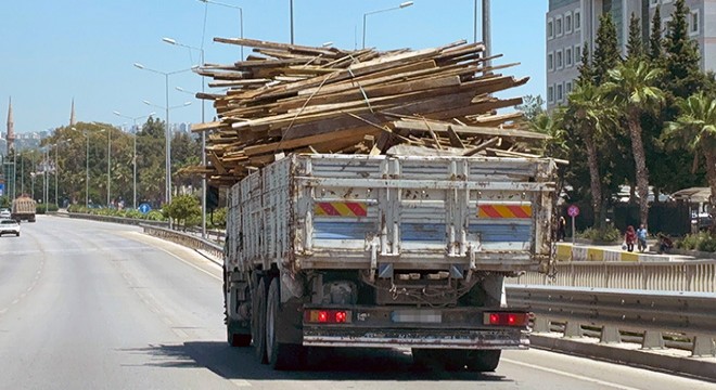 Antalya'da ahşap yüklü kamyonun tehlikeli ilerleyişi