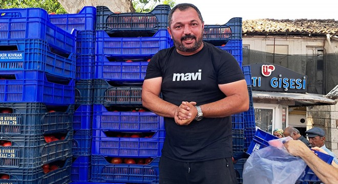 Antalya'da alıcı bulamadığı 4 ton domatesi ücretsiz dağıttı